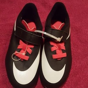 NIKE. Girls soccer cleats